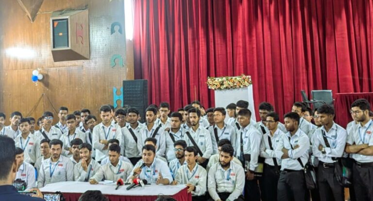 ঢাকা কলেজ শিক্ষার্থীদের উদ্বেগ, নতুন বিশ্ববিদ্যালয় নিয়ে প্রশ্ন
