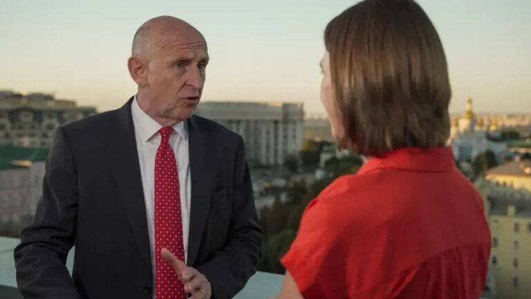 ব্রিটিশ প্রতিরক্ষামন্ত্রী জন হ্যালি