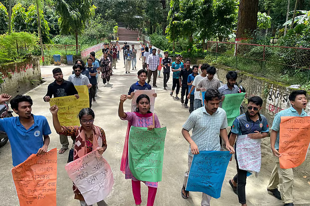 চট্টগ্রাম বিশ্ববিদ্যালয়ে প্রক্টরিয়াল বডির পদত্যাগের দাবি