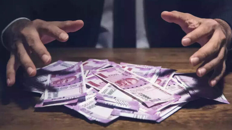 স্কুল ফান্ডের টাকা আত্মসাতের অভিযোগ