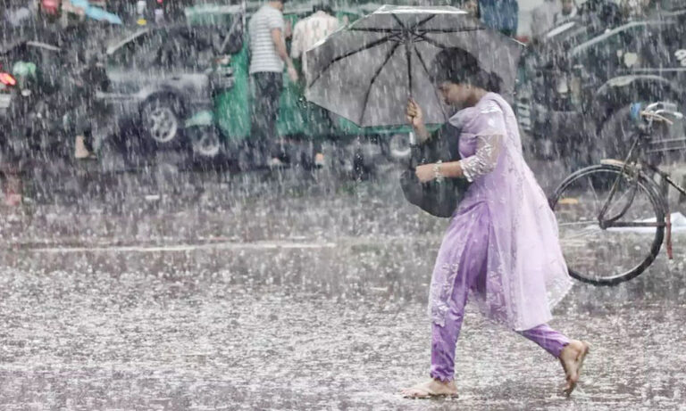 দেশে ঢুকছে শক্তিশালী বৃষ্টিবলয়, বাড়বে বৃষ্টি