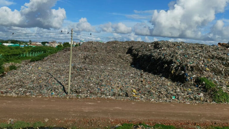 আদালতের নির্দেশ উপেক্ষা করে নদীতে বর্জ্য ফেলা চলছেই