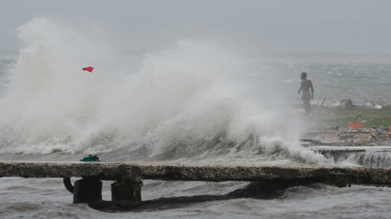 জ্যামাইকায় তাণ্ডব শেষে কিউবার দিকে ধেয়ে আসছে হারিকেন মেলিসা