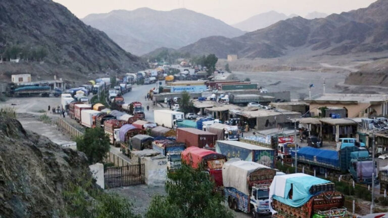 আফগানিস্তানের সঙ্গে সীমান্ত-বাণিজ্য স্থগিত রাখছে পাকিস্তান