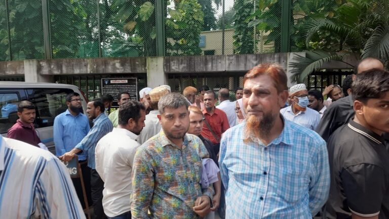 ফারইস্ট লাইফে আত্মসাতকৃত টাকা ফেরতের দাবিতে মানববন্ধন