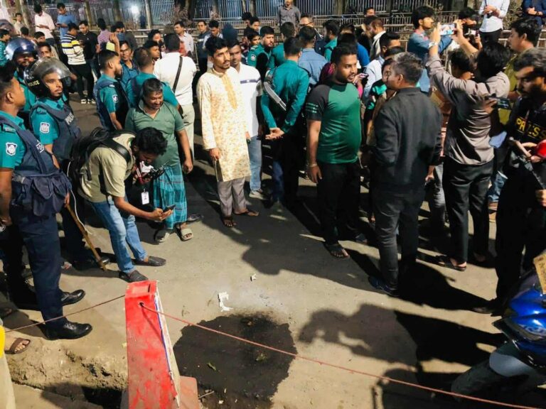 টিএসসিতে হাতবোমা বিস্ফোরণ, বিক্ষোভে শিক্ষার্থীরা