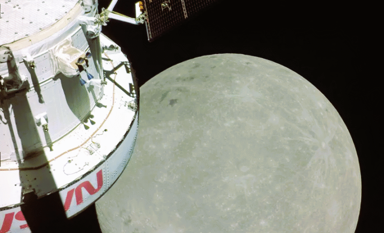 চাঁদে পা রাখতে যাচ্ছে মানুষ: চন্দ্রাভিযান নাকি নতুন যুদ্ধের সংকেত?