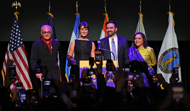 নিউইয়র্ক নগরের মেয়র নির্বাচনে জয়ী হওয়ার পর নিউইয়র্কের ব্রুকলিন পারামাউন্ট থিয়েটারে নির্বাচনী রাতের অনুষ্ঠানে স্ত্রী রামা দুয়াজি, মা মীরা নায়ার এবং বাবা মাহমুদ মামদানির সঙ্গে জোহরান মামদানি। ৪ নভেম্বর ২০২৫। ছবি: এএফপি