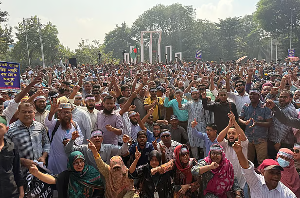 শহীদ মিনারে শিক্ষকদের আন্দোলন তীব্র, দুই উপদেষ্টার পদত্যাগ দাবি