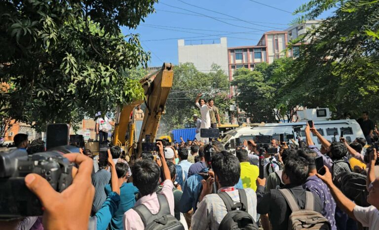 ধানমন্ডি ৩২–এ শিক্ষার্থীদের বাধা দিল পুলিশ, ধাওয়া–পাল্টাধাওয়া