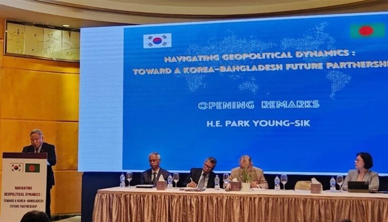 বৃহৎ শক্তির সংঘাতে আটকে পড়ার ঝুঁকিতে বাংলাদেশ