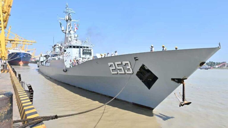 চট্টগ্রাম বন্দরে পাকিস্তান নৌবাহিনীর জাহাজ