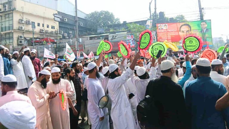 নভেম্বরেই গণভোটের দাবিতে উত্তাল রাজধানীর পল্টন