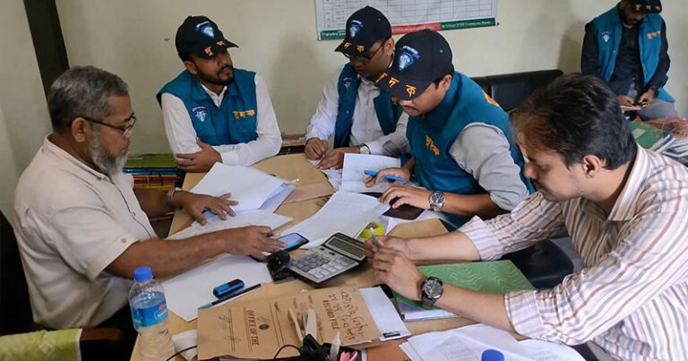 মোহাম্মদ আলমগীরের ৭ কোটি টাকা আত্মসাত