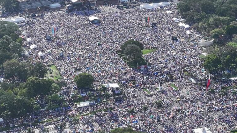 ফিলিপাইনজুড়ে মানুষের বিক্ষোভ, প্রেসিডেন্টের পদত্যাগ দাবি