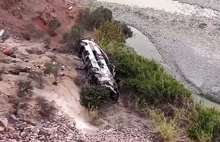 পেরুতে ভয়াবহ বাস দুর্ঘটনায় ৩৭ জনের মর্মান্তিক মৃত্যু