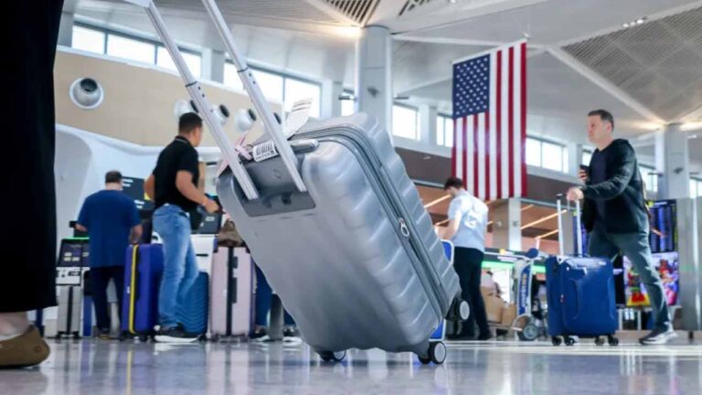 ইতিহাসের দীর্ঘতম শাটডাউনে বিপর্যস্ত যুক্তরাষ্ট্র