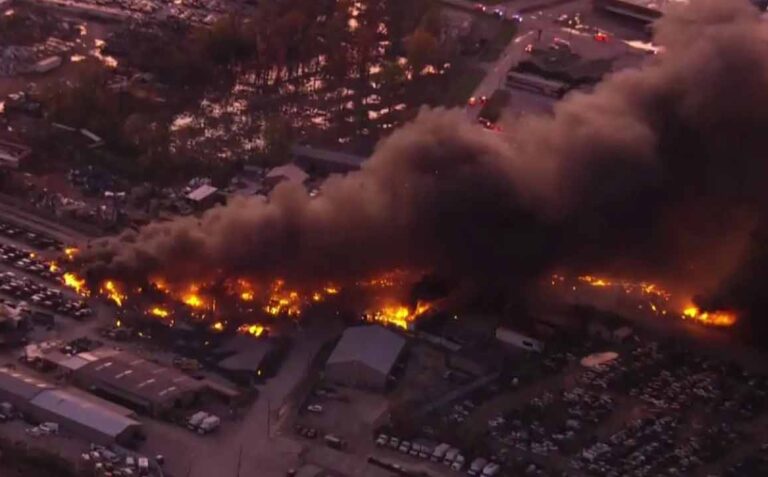যুক্তরাষ্ট্রে উড্ডয়নের পরই কার্গো বিমান বিধ্বস্ত, নিহত অন্তত ৩