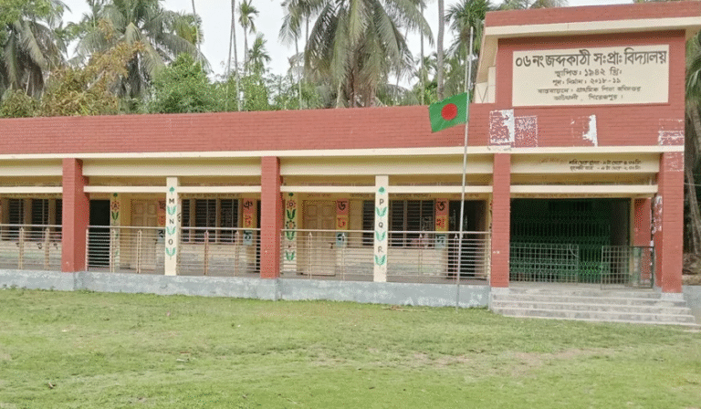 শিক্ষকবিহীন পরীক্ষার হলে চরম বিশৃঙ্খলা