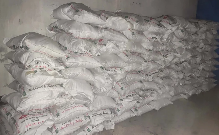 নওগাঁয় বিএনপি নেতার গুদামে মিলল ১৪৯ বস্তা সার