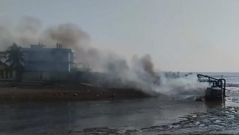 বালু উত্তোলনের ড্রেজার-বাল্কহেড জ্বালিয়ে দিল বিক্ষুব্ধ এলাকাবাসী 