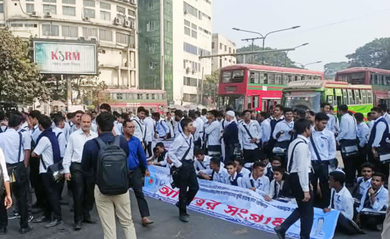 শাহবাগে ৫ কলেজ শিক্ষার্থীর অবরোধ