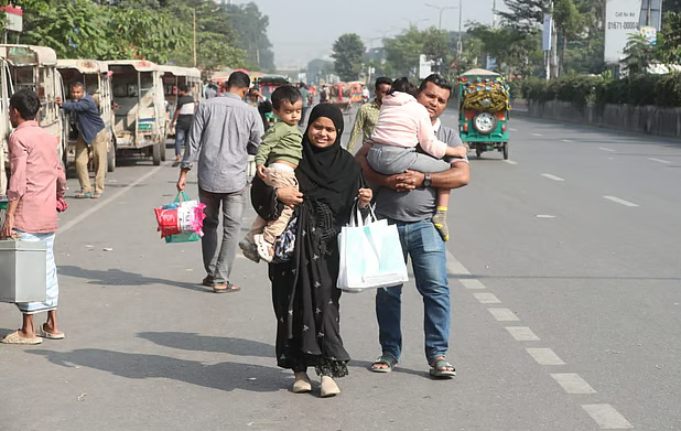 মোবাইল ব্যবসায়ীদের বিক্ষোভে আগারগাঁও অচল, জনদুর্ভোগ তীব্র