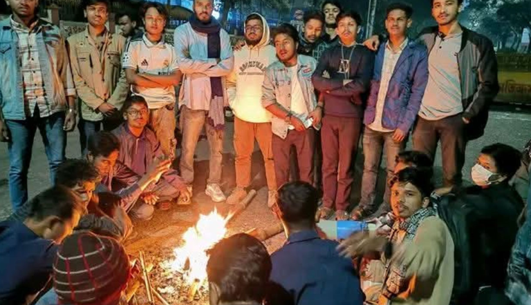 দিনভর অবরোধ, রাতেও শিক্ষা ভবনের সামনে ৭ কলেজ শিক্ষার্থীদের অবস্থান