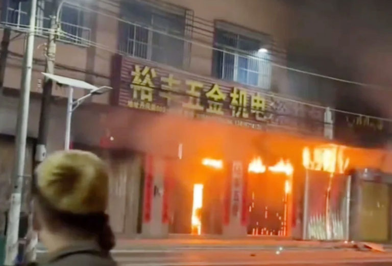 চীনে আবাসিক ভবনে ভয়াবহ অগ্নিকাণ্ডে নিহত ১২