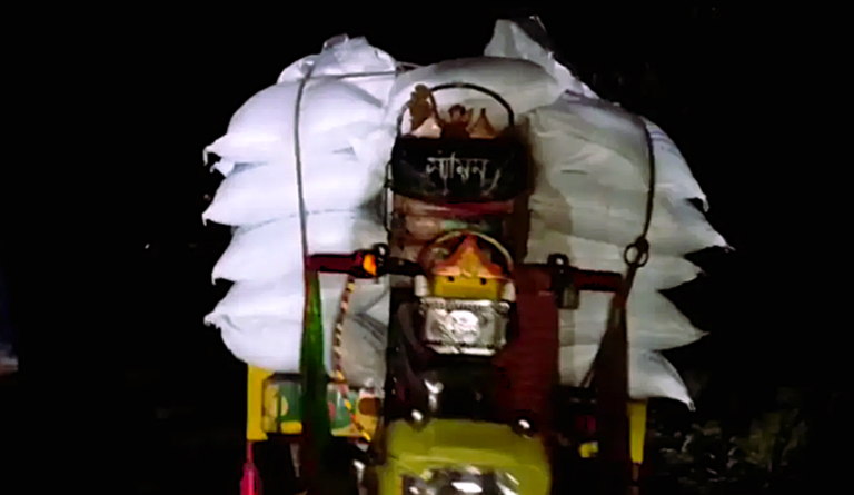 রাতে পাচারের সময় সরকারি সারভর্তি গাড়ি জব্দ করলো কৃষকরা