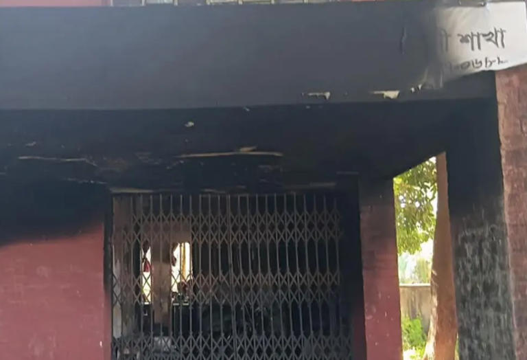 ফেনীতে গ্রামীণ ব্যাংকে দুর্বৃত্তদের আগুন