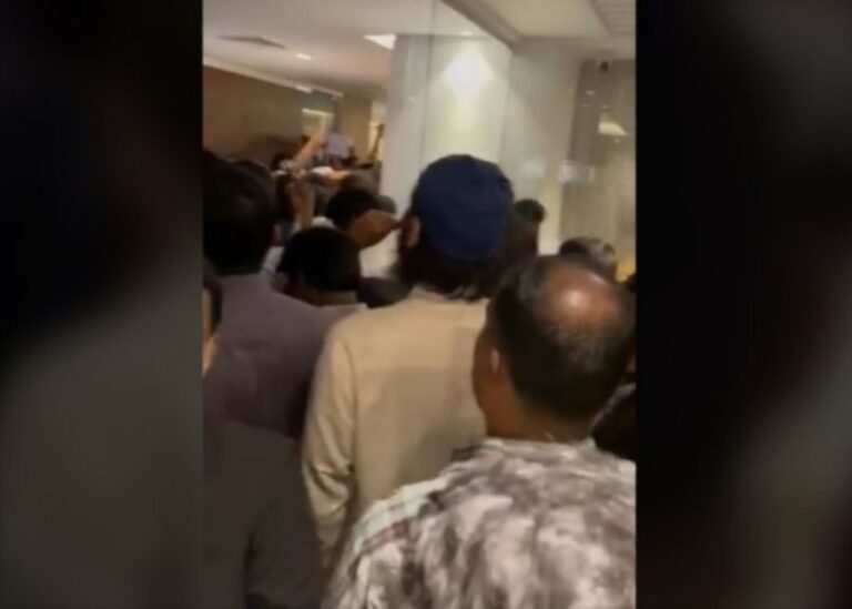 সচিবালয়ে ভাতা আন্দোলনে অবরুদ্ধ অর্থ উপদেষ্টা