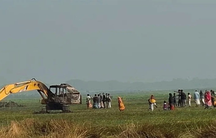 পুকুর খননে বাধা দেওয়ায় এক্সকাভেটর চাপা দিয়ে কৃষককে হত্যা