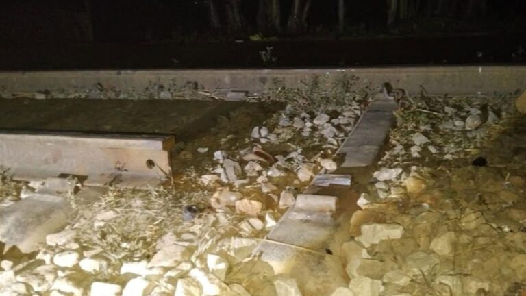 রেললাইনের পাত তোলায় দুই বগি লাইনচ্যুত, ঢাকা-ময়মনসিংহ ট্রেন চলাচল বন্ধ