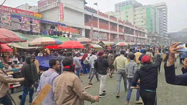 কারওয়ান বাজারে চাঁদাবাজি বিরোধী মানববন্ধনে অতর্কিত হামলা