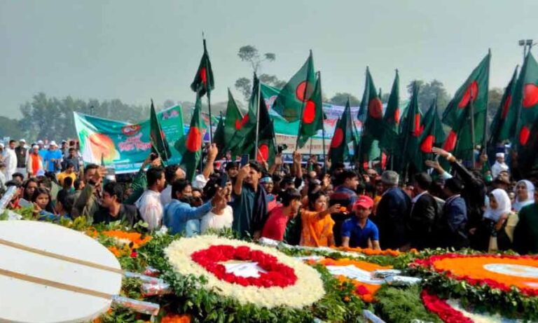 স্মৃতিসৌধে সর্বস্তরের মানুষের স্রোত