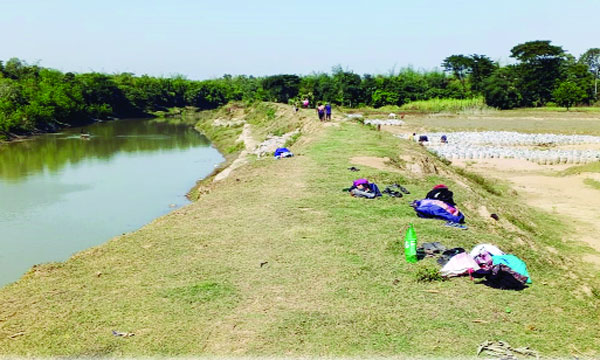 ধলাই নদীর বাঁধের পাশে বালু উত্তোলন, ঝুঁকিতে ব্রিজ