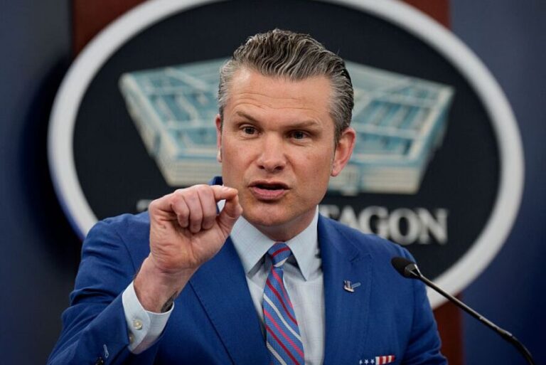 কেলেঙ্কারির অভিযোগে জর্জরিত মার্কিন প্রতিরক্ষামন্ত্রী, পদত্যাগের দাবি তীব্র