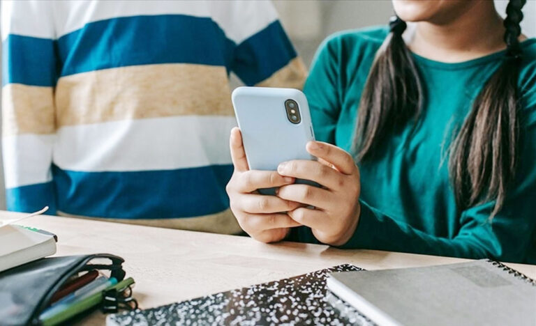 হাইস্কুলে মোবাইল ব্যবহারে আসছে নিষেধাজ্ঞা