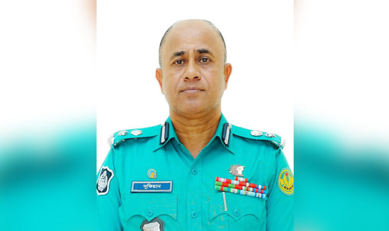 নারী সহকর্মীকে অশ্লীল ভিডিও পাঠিয়ে চাপের মুখে ডিআইজি