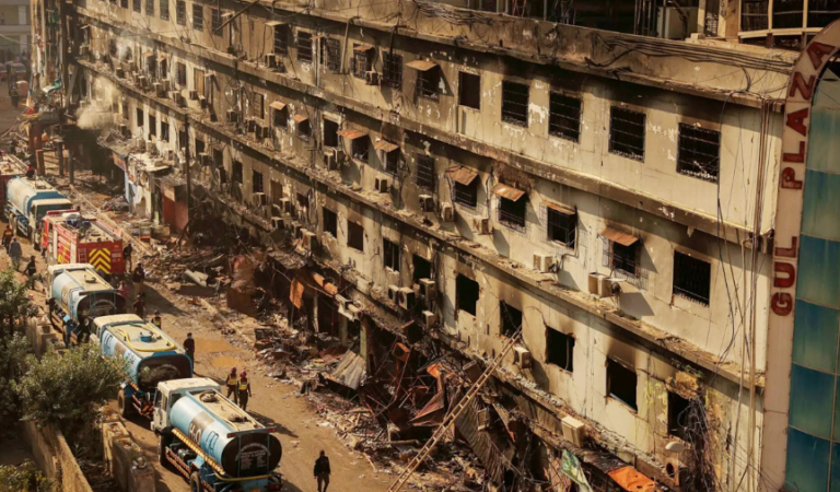 করাচিতে শপিং মলে ভয়াবহ আগুনে নিহত ২৮, নিখোঁজ ৮১