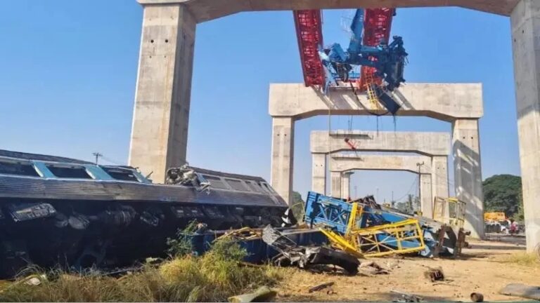 চলন্ত ট্রেনের ওপর ক্রেন ভেঙে পড়ে নিহত ২২, আহত ৭৯