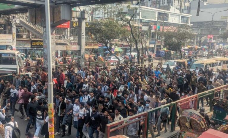 ঢাকা সেন্ট্রাল ইউনিভার্সিটির অধ্যাদেশ দাবিতে সায়েন্সল্যাব অবরোধ