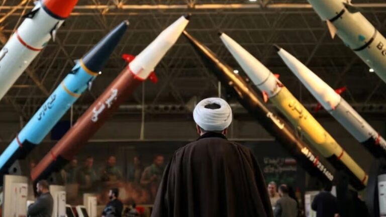 কূটনীতি নয়, ইরানকে সম্পূর্ণ নিরস্ত্র-অপমান করতে চান ট্রাম্প