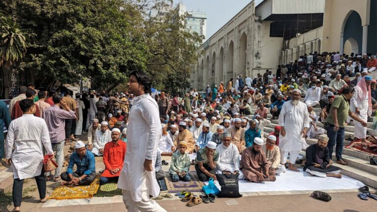 রমজানের প্রথম জুমায় বায়তুল মোকাররমে মুসল্লিদের ঢল