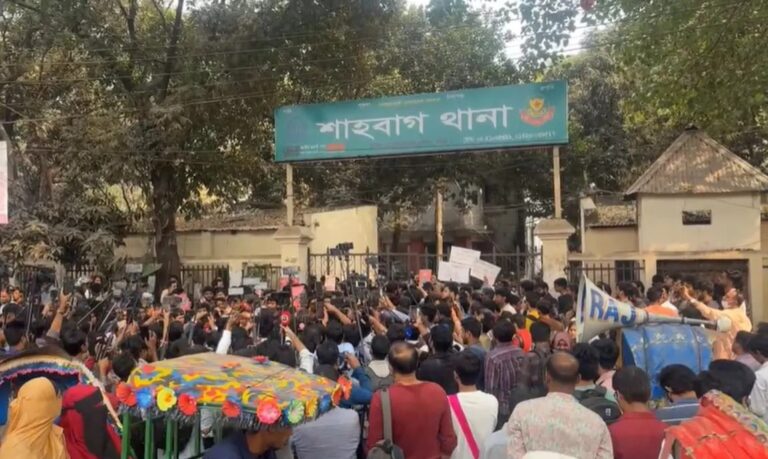 ডিসি মাসুদের বিরুদ্ধে ব্যবস্থা নিতে ঢাবি শিক্ষার্থীদের থানা ঘেরাও