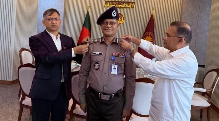 নতুন আইজিপিকে র্যাংক ব্যাজ পরিয়ে দিলেন প্রধানমন্ত্রী
