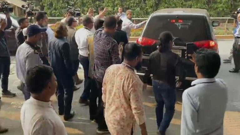 গভর্নরের উপদেষ্টা আহসান উল্লাহকে বের করে দিলেন বিক্ষুব্ধ কর্মকর্তারা