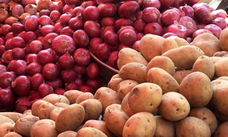 সরবরাহ বাড়ায় কমেছে পেঁয়াজ-আলুর দাম