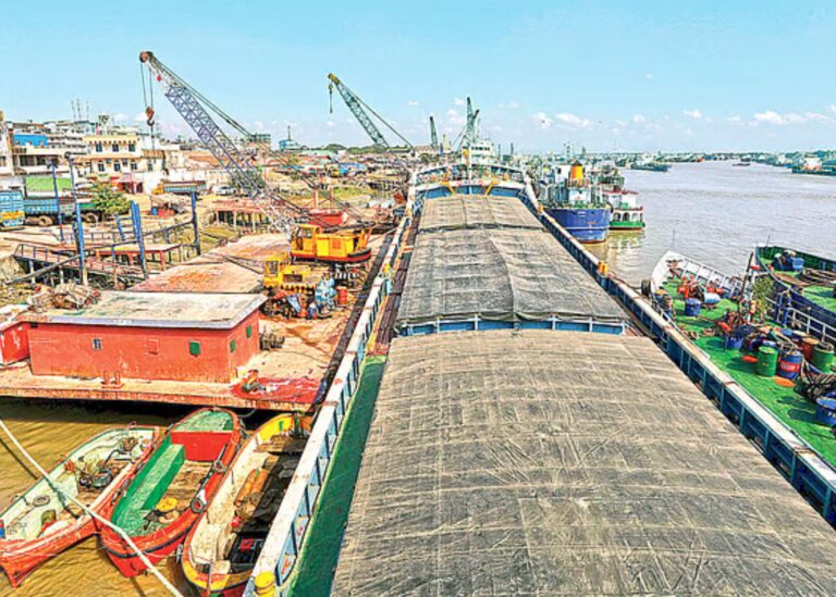 তেল-গ্যাসের চালান নিয়ে চট্টগ্রাম বন্দরে ১০ জাহাজ